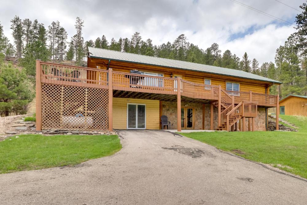 Hill City Log Cabin Along Newton Creek!